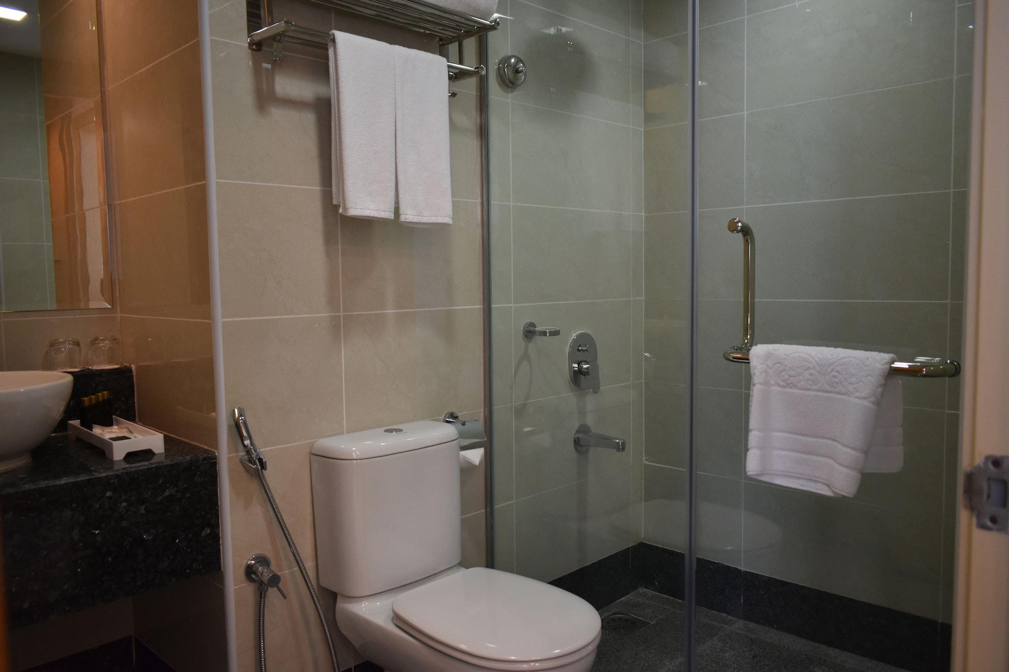 Tenera Hotel Bangi Extérieur photo Bathroom with shower enclosure