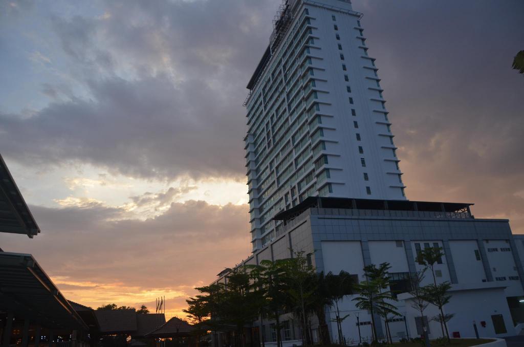 Tenera Hotel Bangi Extérieur photo The 10-storey tower of the hospital