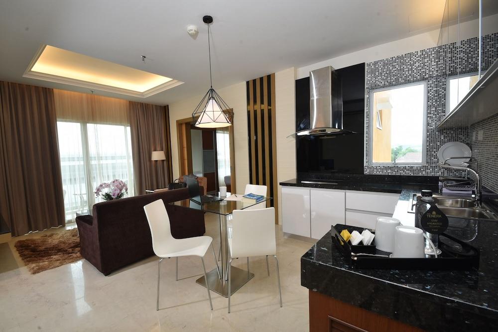 Tenera Hotel Bangi Extérieur photo A 3D rendering of a kitchen and dining room