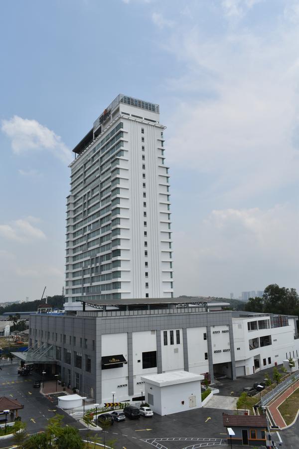 Tenera Hotel Bangi Extérieur photo The 10-storey tower of the hospital