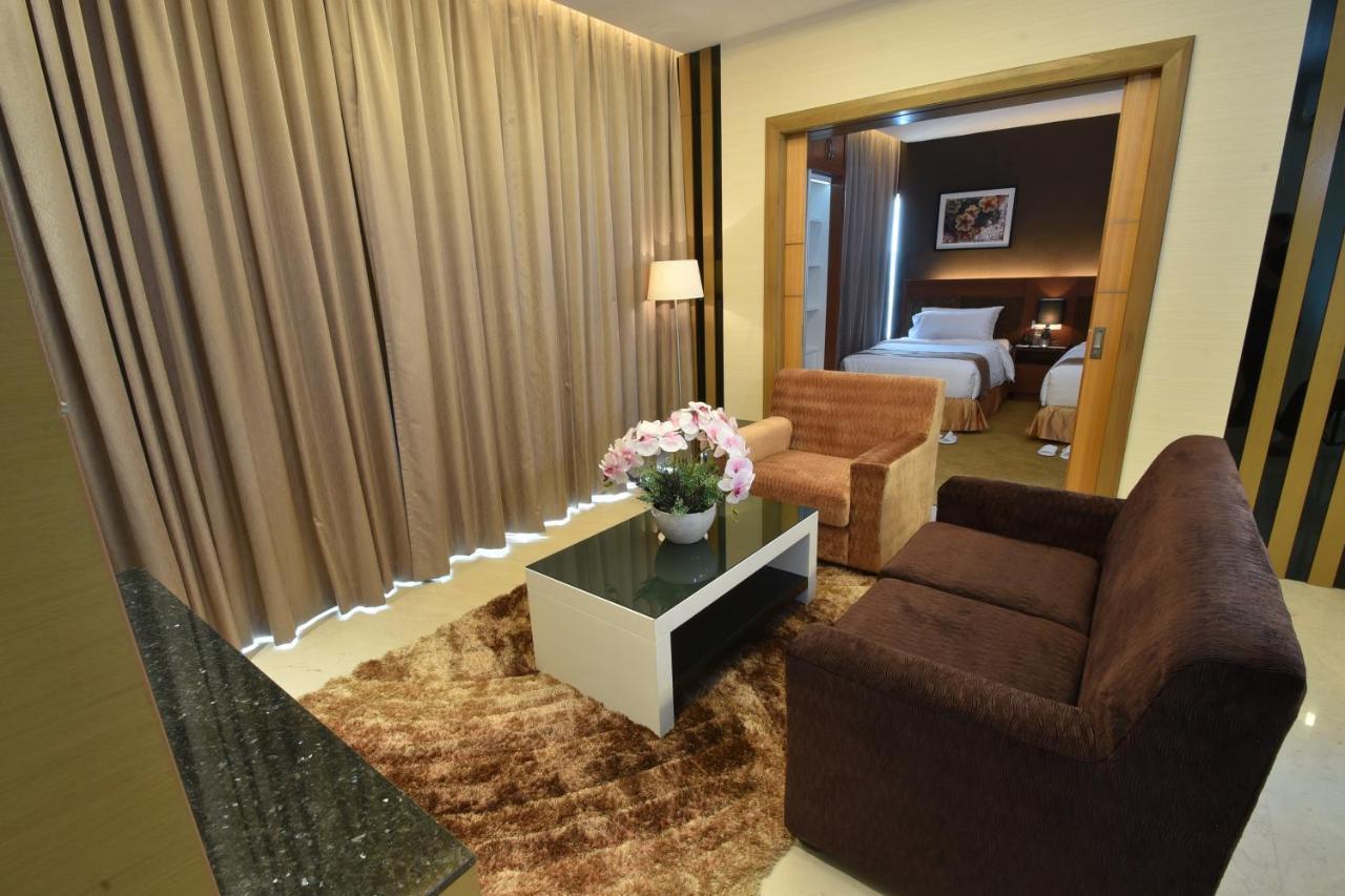 Tenera Hotel Bangi Extérieur photo Suite room