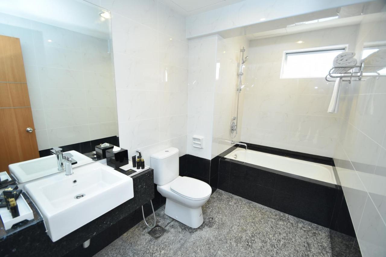 Tenera Hotel Bangi Extérieur photo A modern bathroom