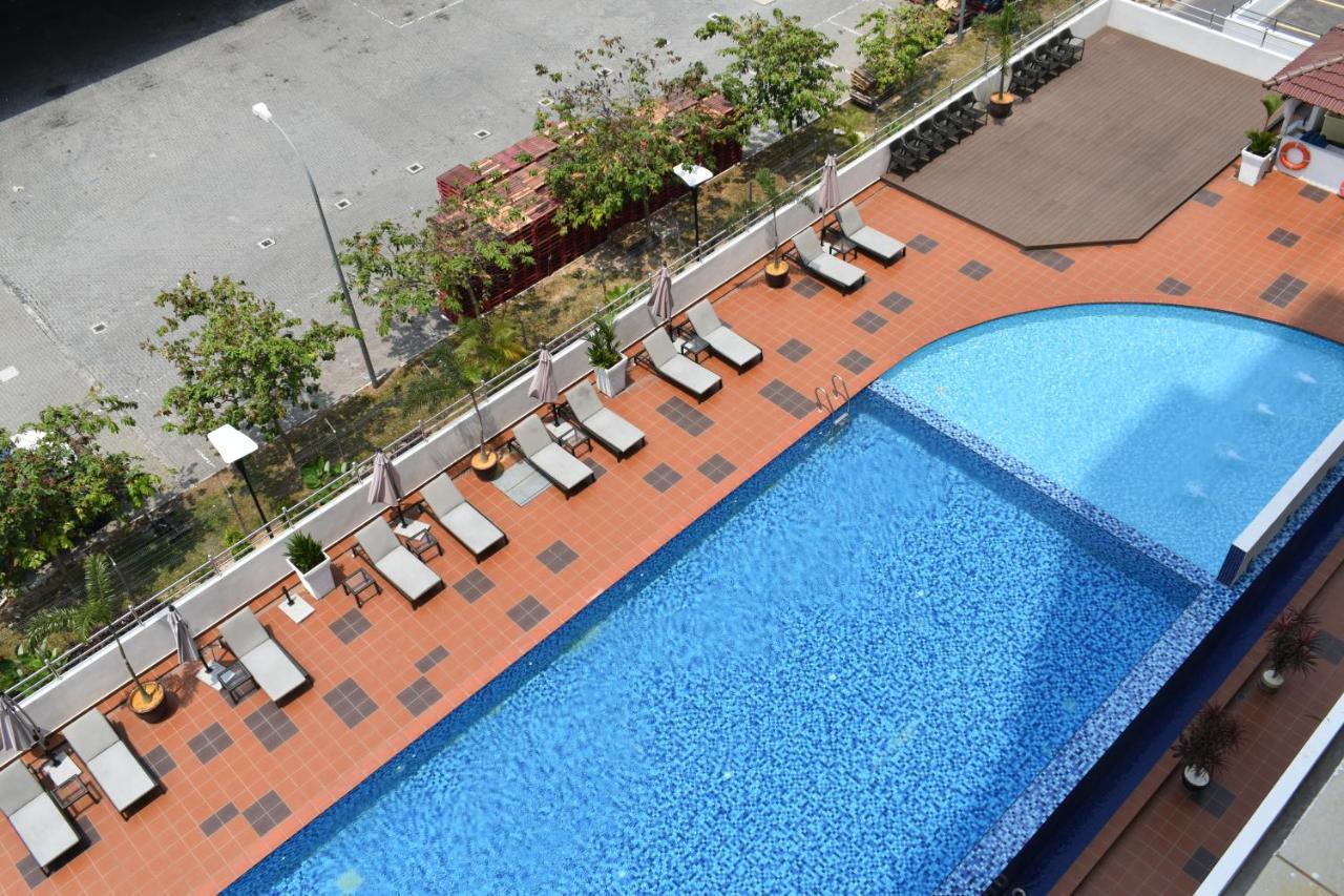 Tenera Hotel Bangi Extérieur photo The pool at the hotel